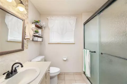 Bath - 2603 Grape Ln, Pasadena, TX 77502 photo 3 of 3