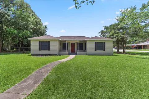 102 S 5th St, Alvin, TX 77511