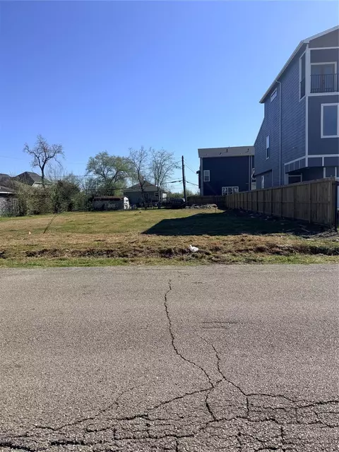 5002 Higgins St, Houston, TX 77033