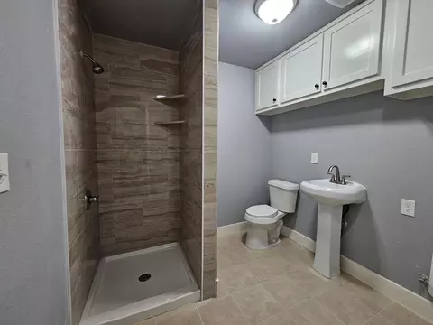 Bath - 2129 Raspberry Ln, Pasadena, TX 77502 photo 2 of 8
