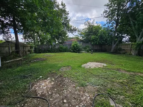 Exterior - 2129 Raspberry Ln, Pasadena, TX 77502 photo 6 of 11