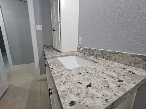 Bath - 2129 Raspberry Ln, Pasadena, TX 77502 photo 5 of 8