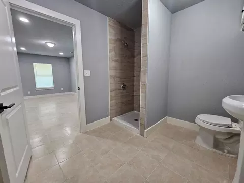 Bath - 2129 Raspberry Ln, Pasadena, TX 77502 photo 1 of 8