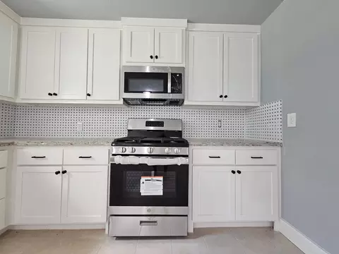 Kitchen - 2129 Raspberry Ln, Pasadena, TX 77502 photo 2 of 2