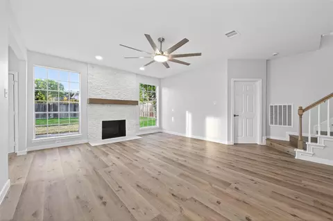 8010 Ashley Circle Dr N, Houston, TX 77071