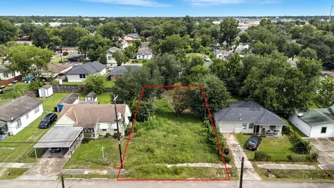 821 Neyland St, Houston, TX 77022