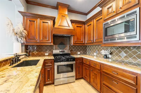 Kitchen - 22 Post Shadow Estate Dr, Spring, TX 77389 photo 5 of 5