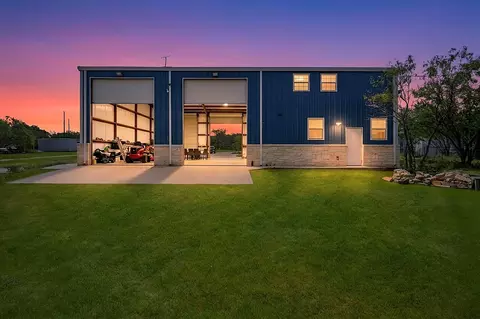 225 Buttercup Ln, Floresville, TX 78114