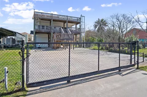 948 Kahla Dr, Crystal Beach, TX 77650