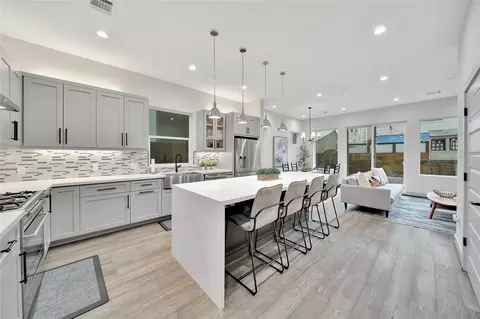 1205 E 28th St, Houston, TX 77009