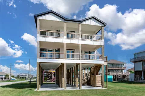 101 Ocean Shore Dr, Crystal Beach, TX 77650