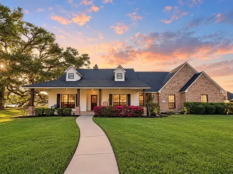 905 Enchanted Oaks Dr, Angleton, TX 77515