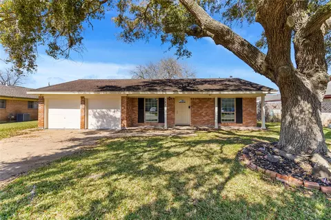 127 Talisman St, Lake Jackson, TX 77566