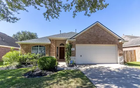 435 Sandstone Creek Ln, Dickinson, TX 77539