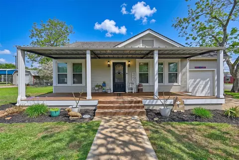 407 N Summit St, Weimar, TX 78962