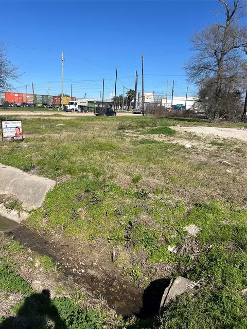 626 N 1st St, La Porte, TX 77571