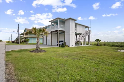 1180 Lagoon Dr, Crystal Beach, TX 77650