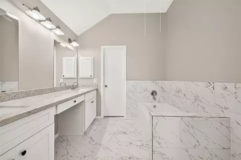Bath - 5631 Roserock Ln, Spring, TX 77379 photo 3 of 8