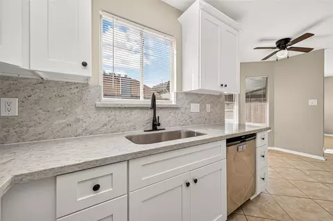 Kitchen - 5631 Roserock Ln, Spring, TX 77379 photo 6 of 7