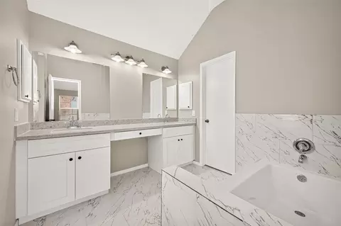 Bath - 5631 Roserock Ln, Spring, TX 77379 photo 2 of 8