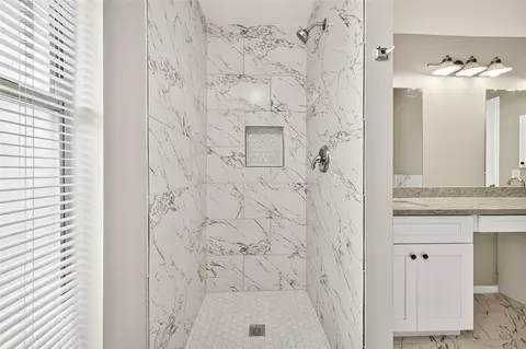 Bath - 5631 Roserock Ln, Spring, TX 77379 photo 4 of 8
