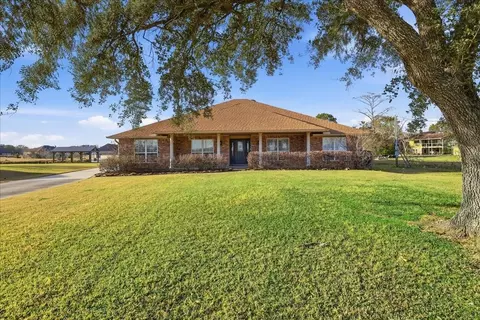 510 Country Ln, Bridge City, TX 77611