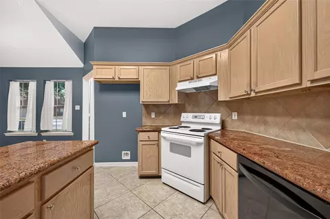 Kitchen - 12007 Viola Ct, Pinehurst, TX 77362 photo 5 of 8