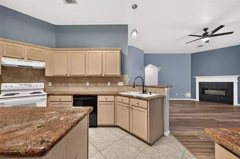 Kitchen - 12007 Viola Ct, Pinehurst, TX 77362 photo 7 of 8