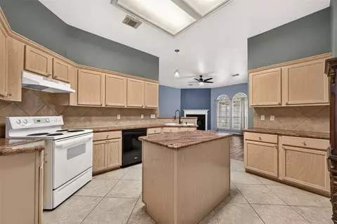 Kitchen - 12007 Viola Ct, Pinehurst, TX 77362 photo 6 of 8