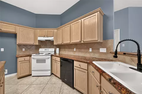 Kitchen - 12007 Viola Ct, Pinehurst, TX 77362 photo 2 of 8