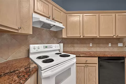 Kitchen - 12007 Viola Ct, Pinehurst, TX 77362 photo 4 of 8