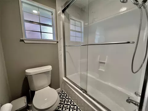 Bath - 610 Seashell Dr, Surfside Beach, TX 77541 photo 1 of 5