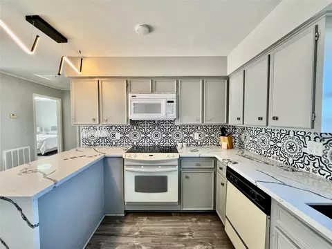 Kitchen - 610 Seashell Dr, Surfside Beach, TX 77541 photo 5 of 10