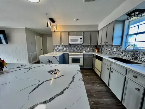 Kitchen - 610 Seashell Dr, Surfside Beach, TX 77541 photo 4 of 10