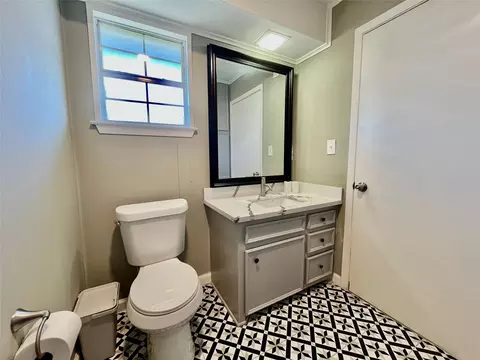 Bath - 610 Seashell Dr, Surfside Beach, TX 77541 photo 4 of 5