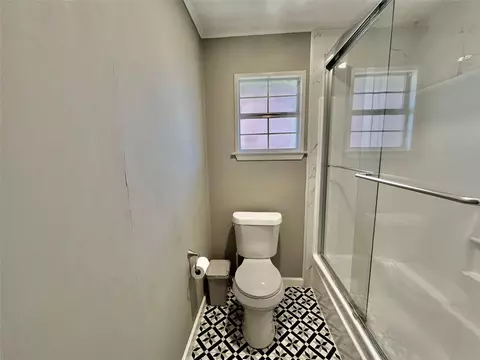 Bath - 610 Seashell Dr, Surfside Beach, TX 77541 photo 2 of 5