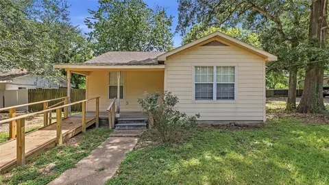 103 N Texas St, Madisonville, TX 77864