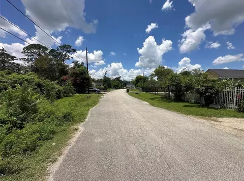 6842 Carothers St, Houston, TX 77028