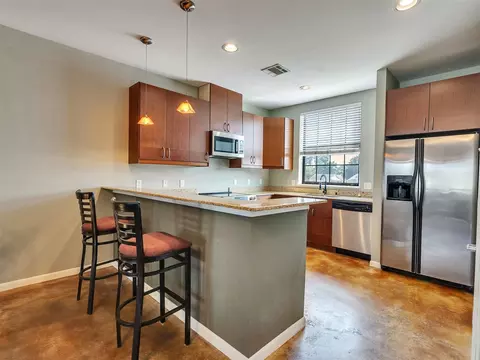 310 S Jensen Dr #2, Houston, TX 77003
