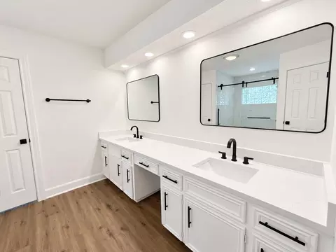 Bath - 10715 E Timberwagon Cir, Spring, TX 77380 photo 1 of 6