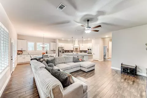 Living - 404 Summit Ridge Ct, Willis, TX 77318 photo 2 of 4