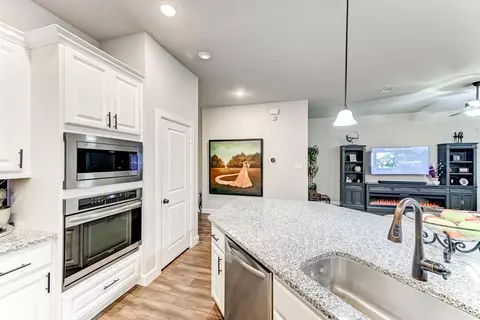Kitchen - 404 Summit Ridge Ct, Willis, TX 77318 photo 7 of 8