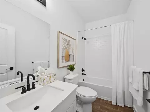 Bath - 7930 Jade Crest Dr, Angleton, TX 77515 photo 6 of 8