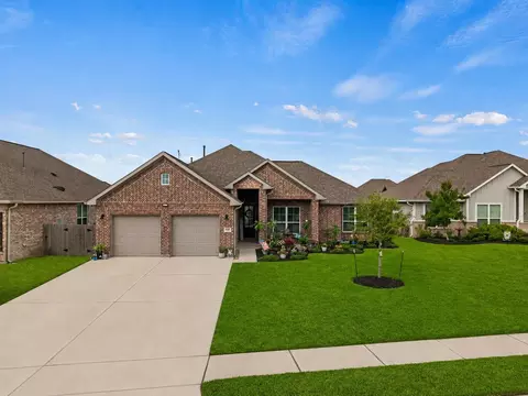 426 Hunters Crossing Dr, Sealy, TX 77474