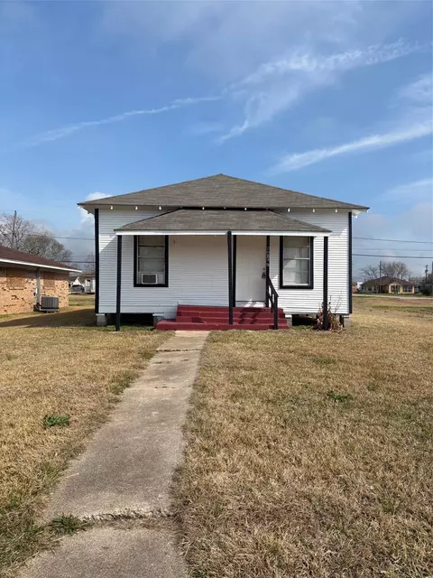 2 N Avenue C, Freeport, TX 77541