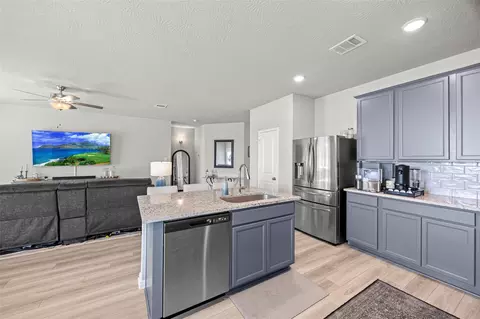 Kitchen - 383 Shoreview Dr, Conroe, TX 77303 photo 3 of 5