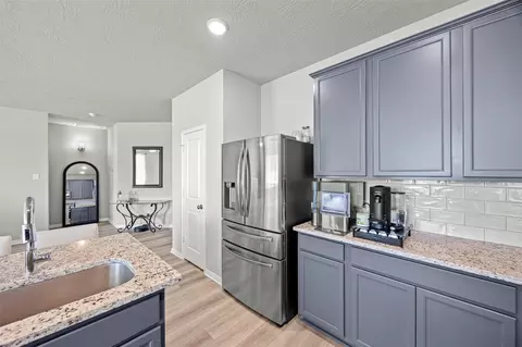 Kitchen - 383 Shoreview Dr, Conroe, TX 77303 photo 2 of 5