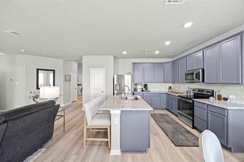 Kitchen - 383 Shoreview Dr, Conroe, TX 77303 photo 5 of 5