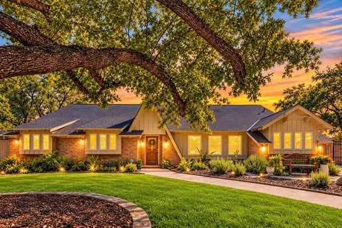 7823 Fairdale Ln, Houston, TX 77063