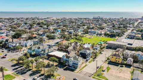 1927 Broadway St, Galveston, TX 77550